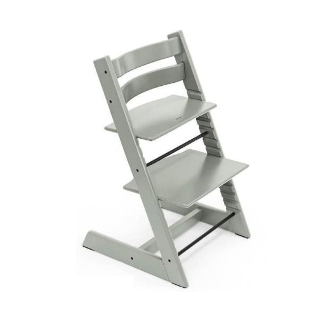 Modern gray wooden high chair with adjustable seat and footrest, suitable for babies and toddlers. 
